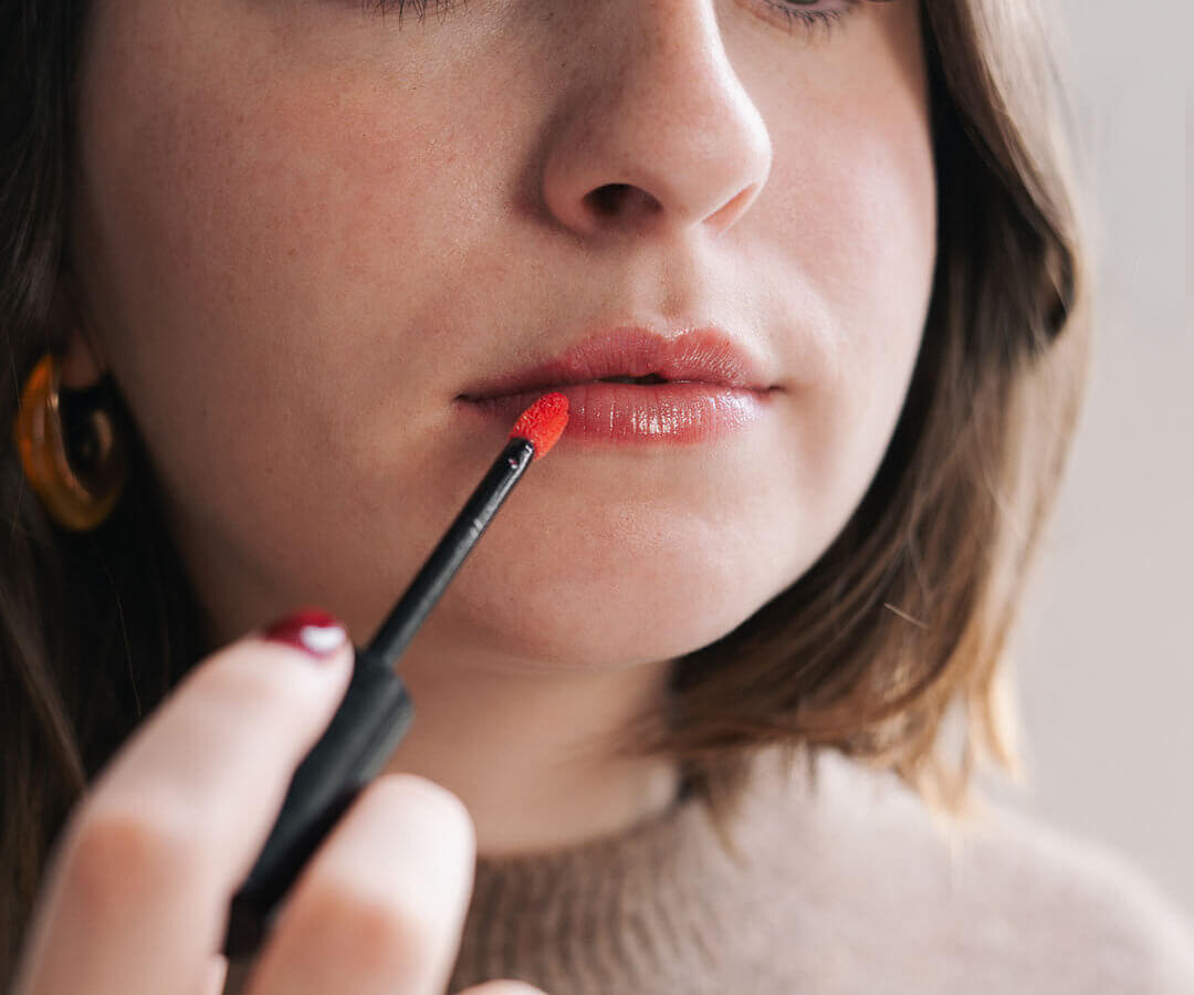 L’art du gloss : comment faire briller vos lèvres (et votre look) ?